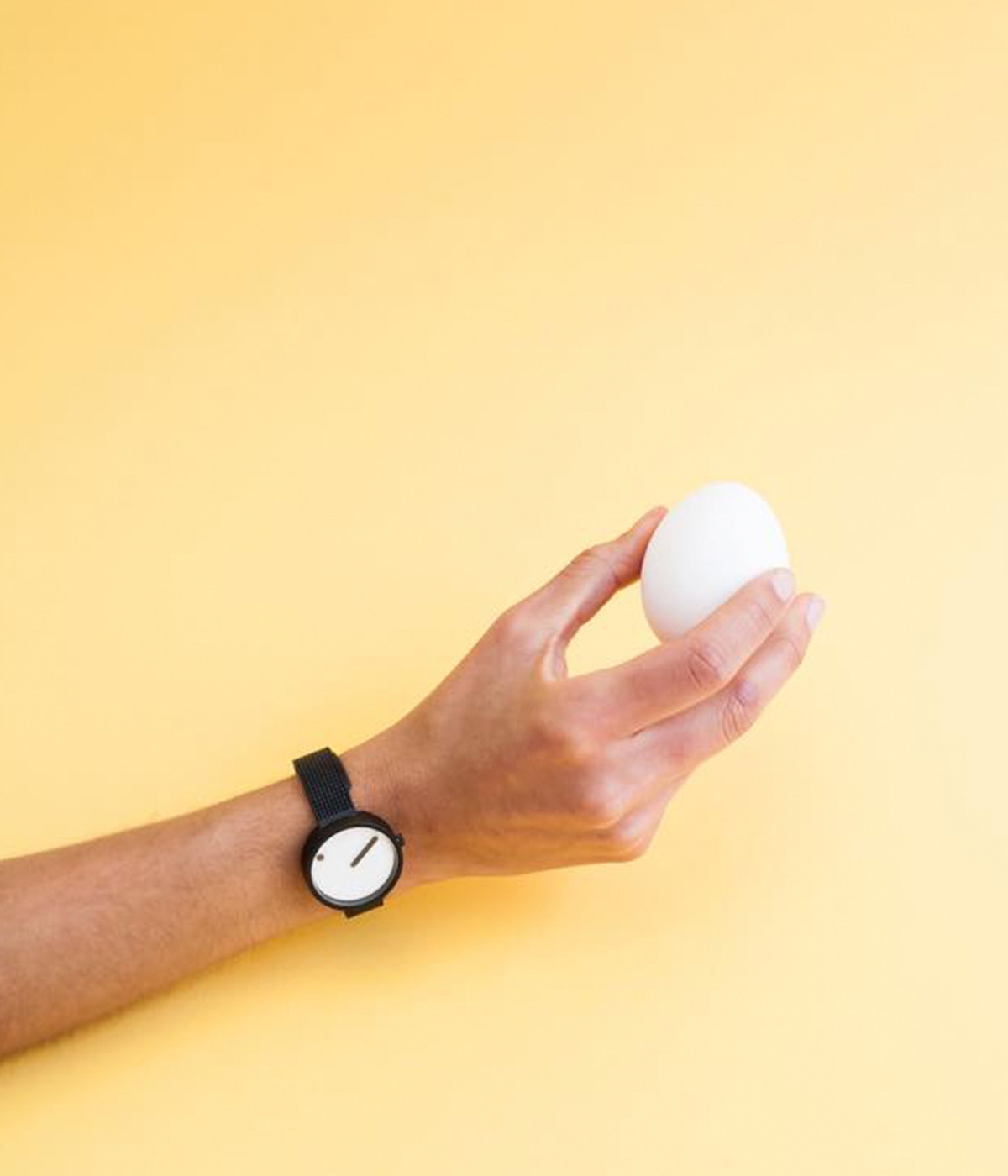 SmartWatch redondo con correa de malla metálica naranja, esfera de  marcación negra y números digitales, aislados sobre fondo blanco Fotografía  de stock - Alamy