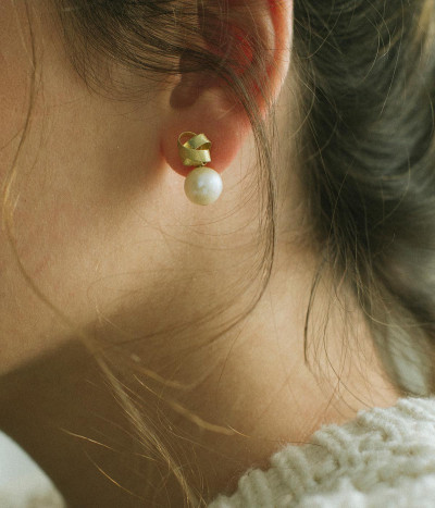 Short love knot earrings