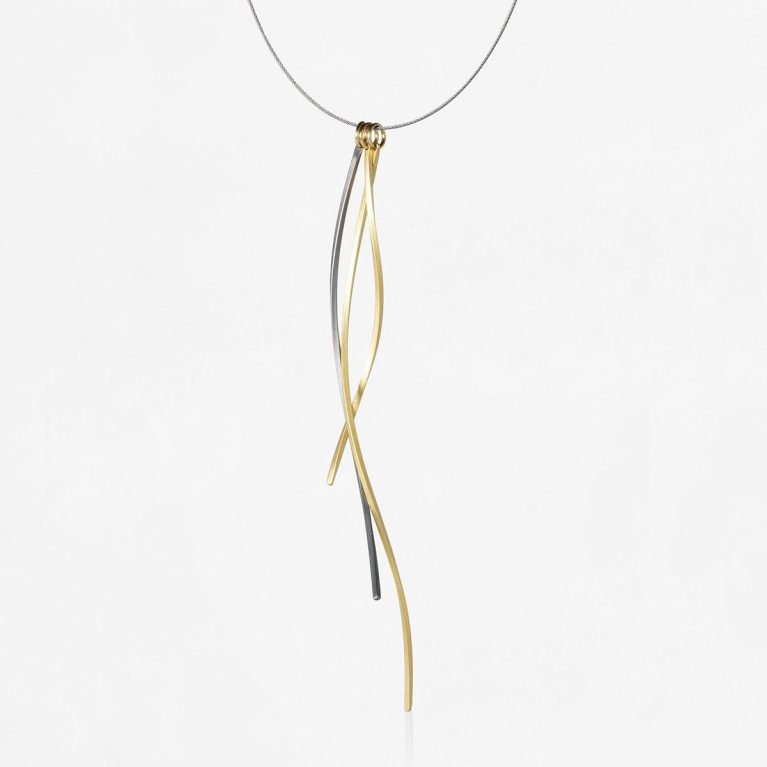 Colgante Pinassa oro y titanio 42 cm