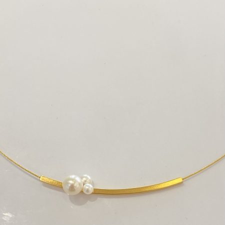 Gargantilla de acero con baño de oro y perlas