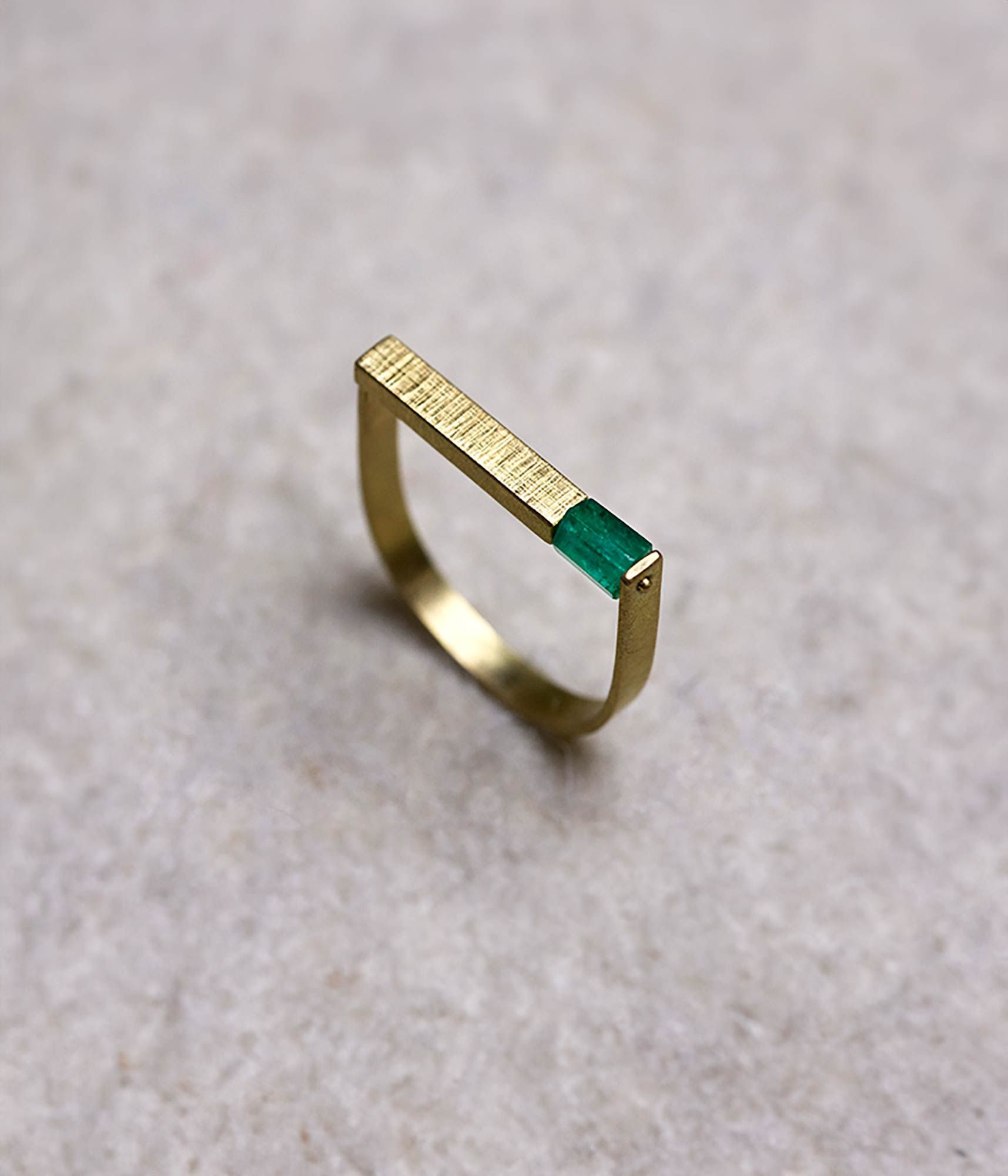 Anillo Faig Esmeralda en oro de 18K con esmeralda natural diseñado por Joan Datzira