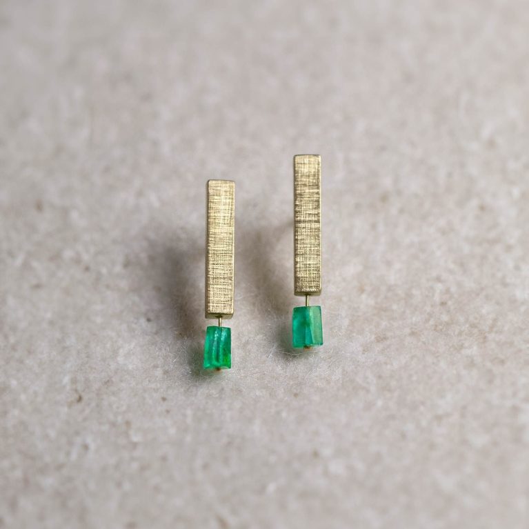 Pendientes de oro con barra rectangular texturizada y gema verde en diseño minimalista