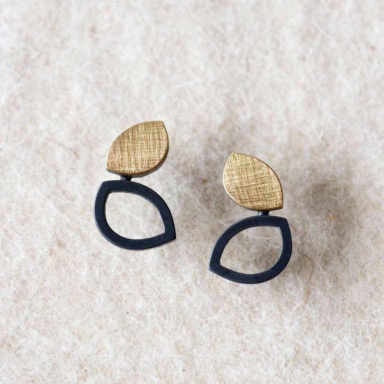Pendientes de Joan Datzira con pieza superior en oro texturizado y forma abierta en tono oscuro