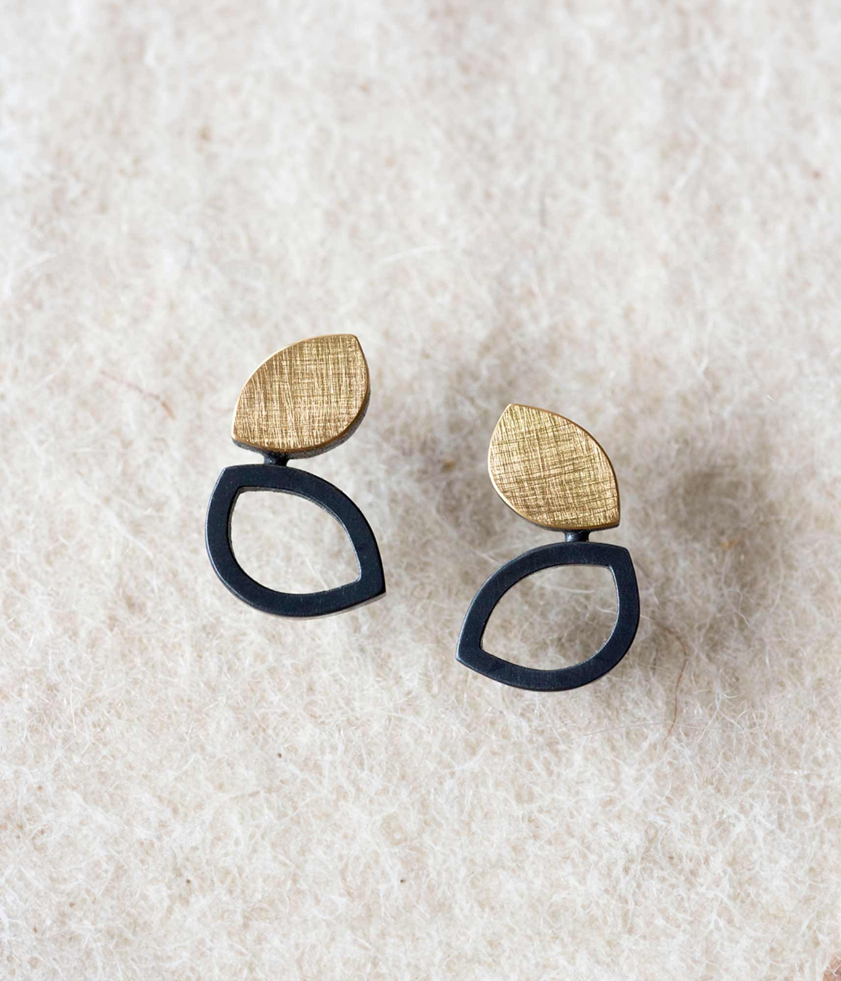 Pendientes Blatt Dual en oro de 18K y plata oxidada hechos a mano por Joan Datzira
