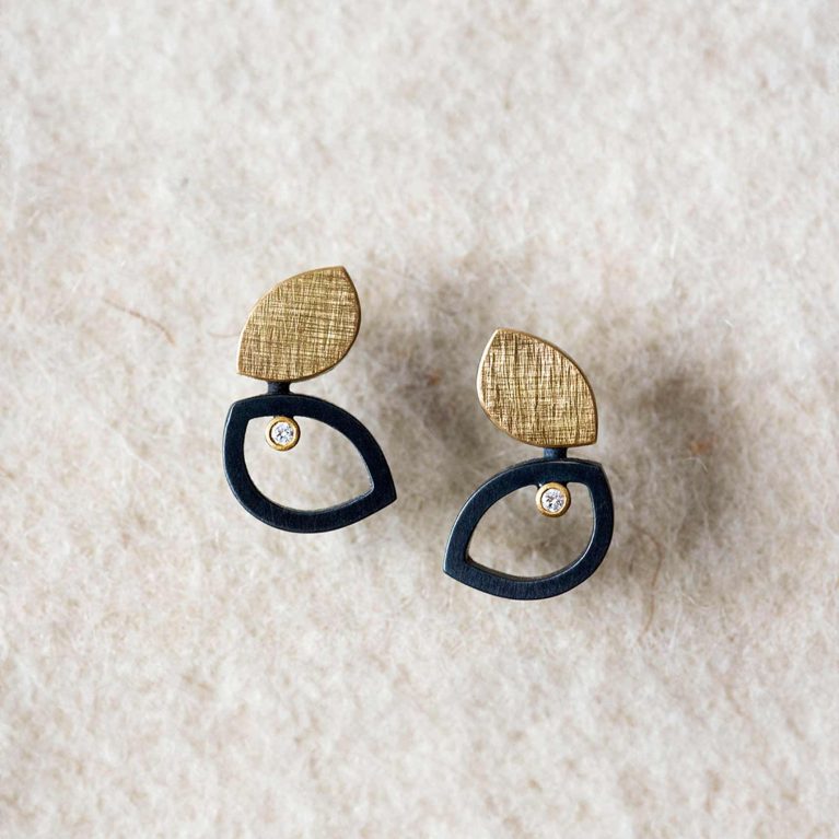 Pendientes de Joan Datzira con hoja de oro, forma abierta oscura y diamante