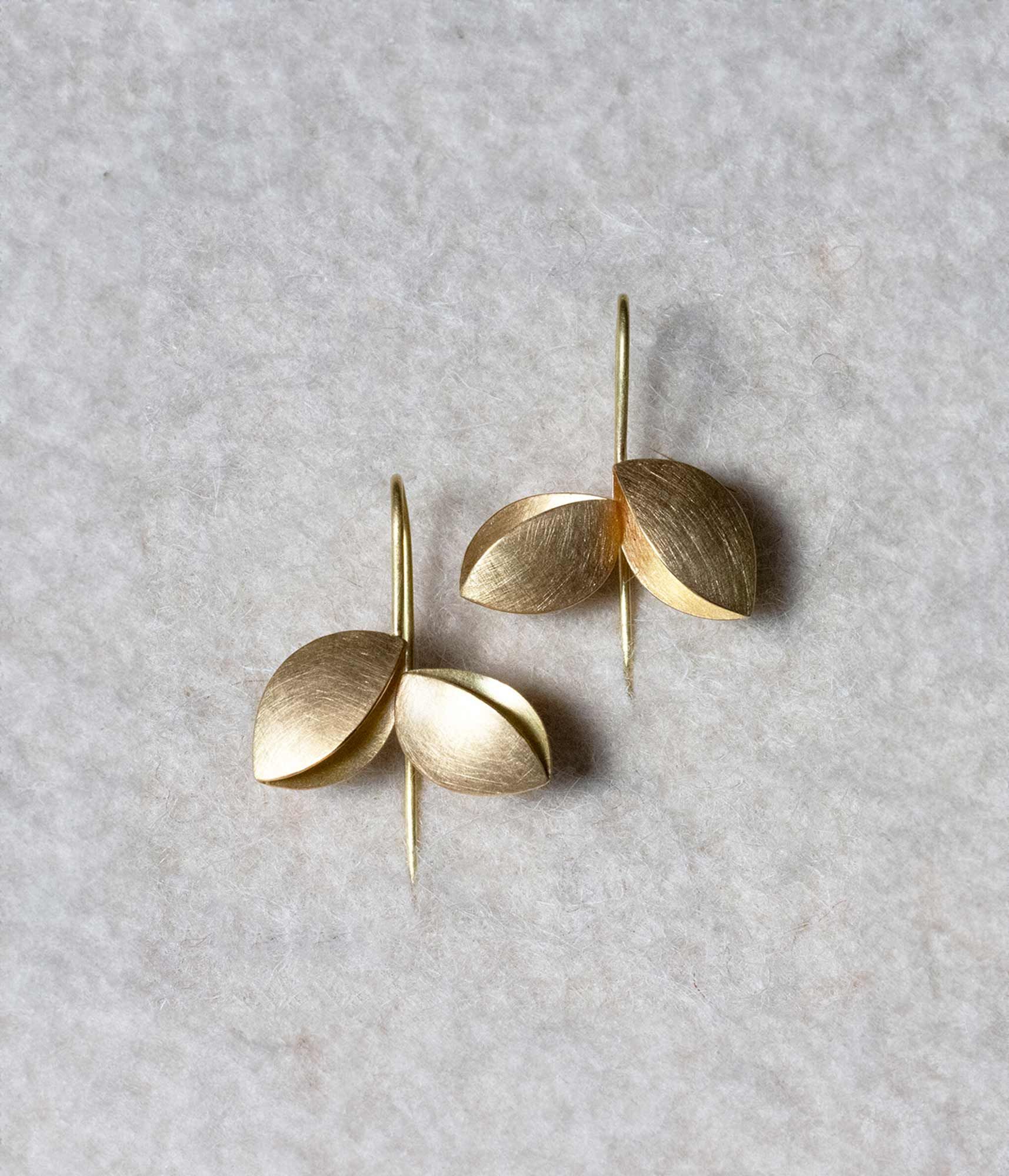 Pendientes de oro amarillo 18K con diseño de hojas superpuestas hechos a mano por Joan Datzira