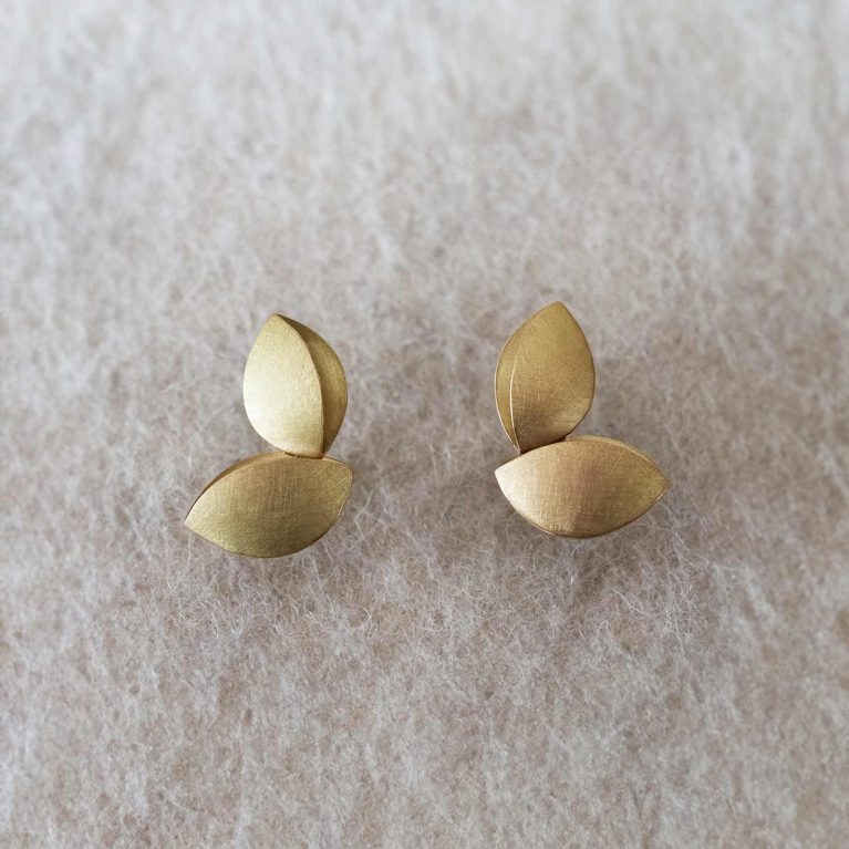 Pendientes Bosc Fulla de Joan Datzira en oro amarillo de 18K con hojas superpuestas