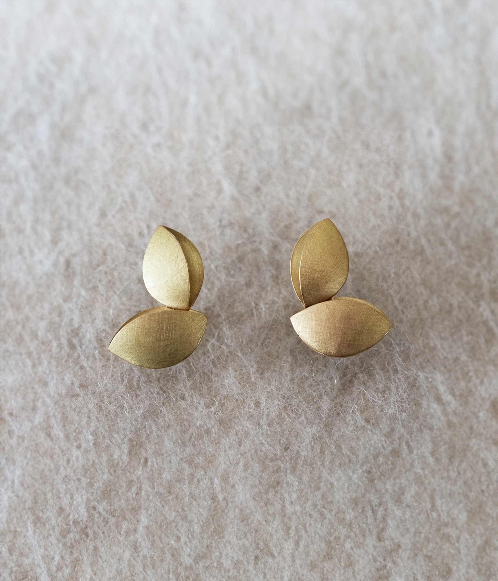 Pendientes Bosc Fulla de Joan Datzira en oro amarillo 18K con diseño de hojas superpuestas hechos a mano