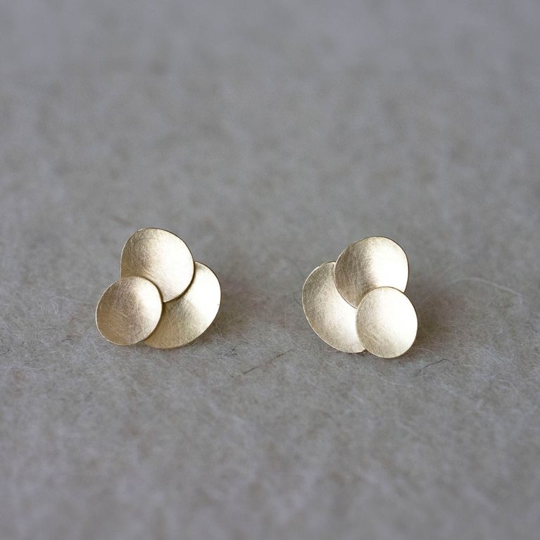 Pendientes Òrbita Diamante de Joan Datzira en oro de 18K con diamante central