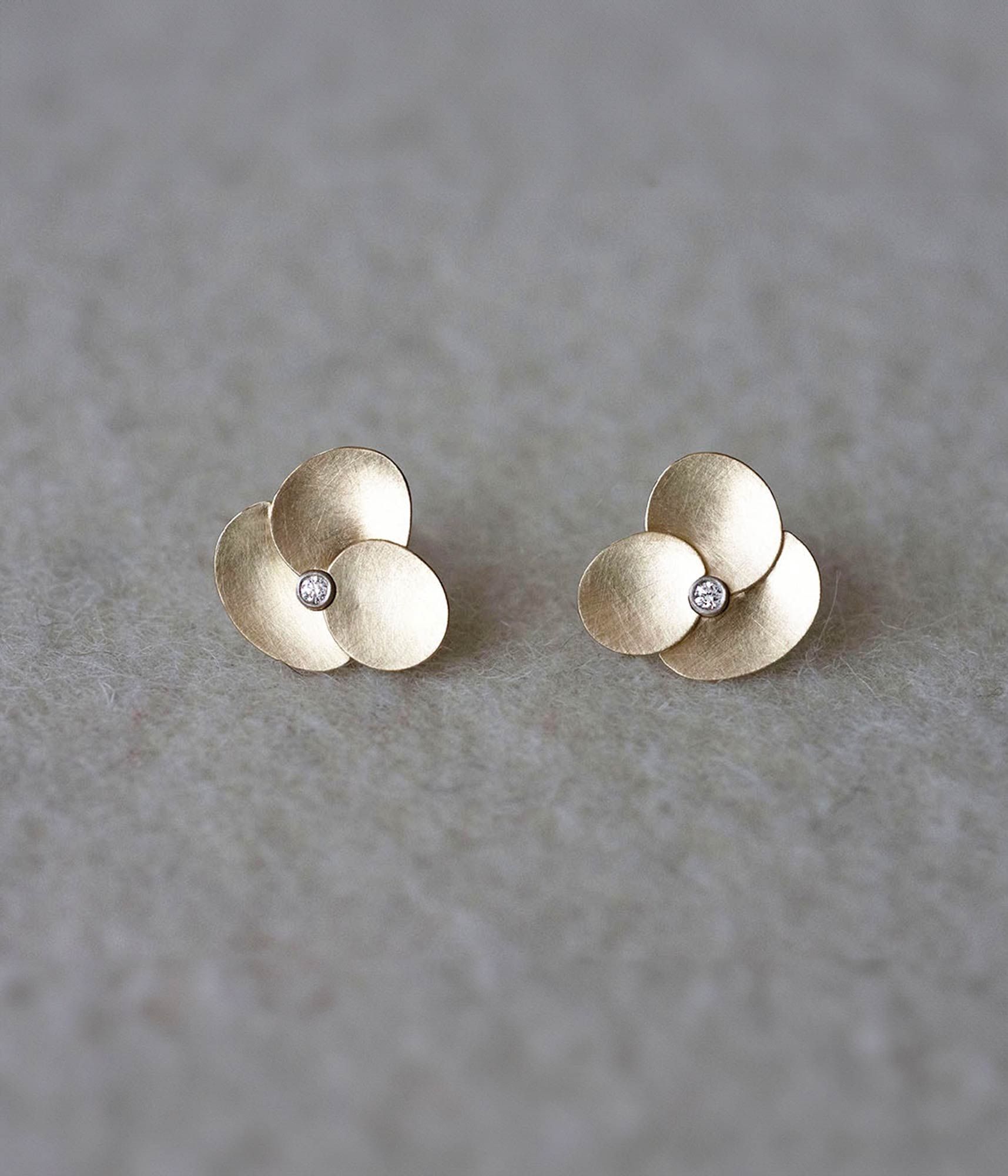 Pendientes Òrbita Diamante en oro de 18K con diamante central diseñados por Joan Datzira