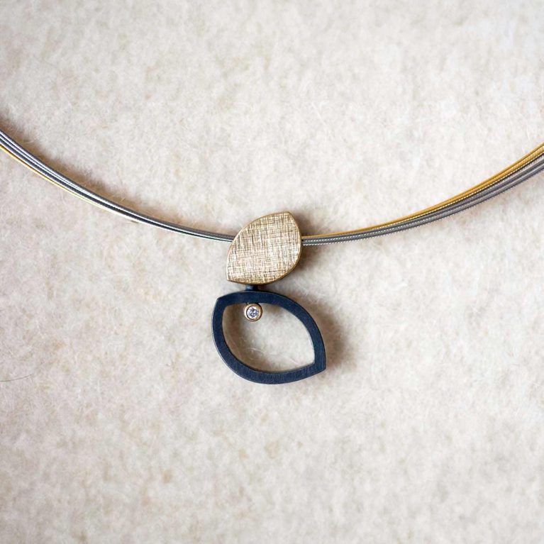 Colgante de Joan Datzira con pieza de oro, forma abierta oscura y diamante