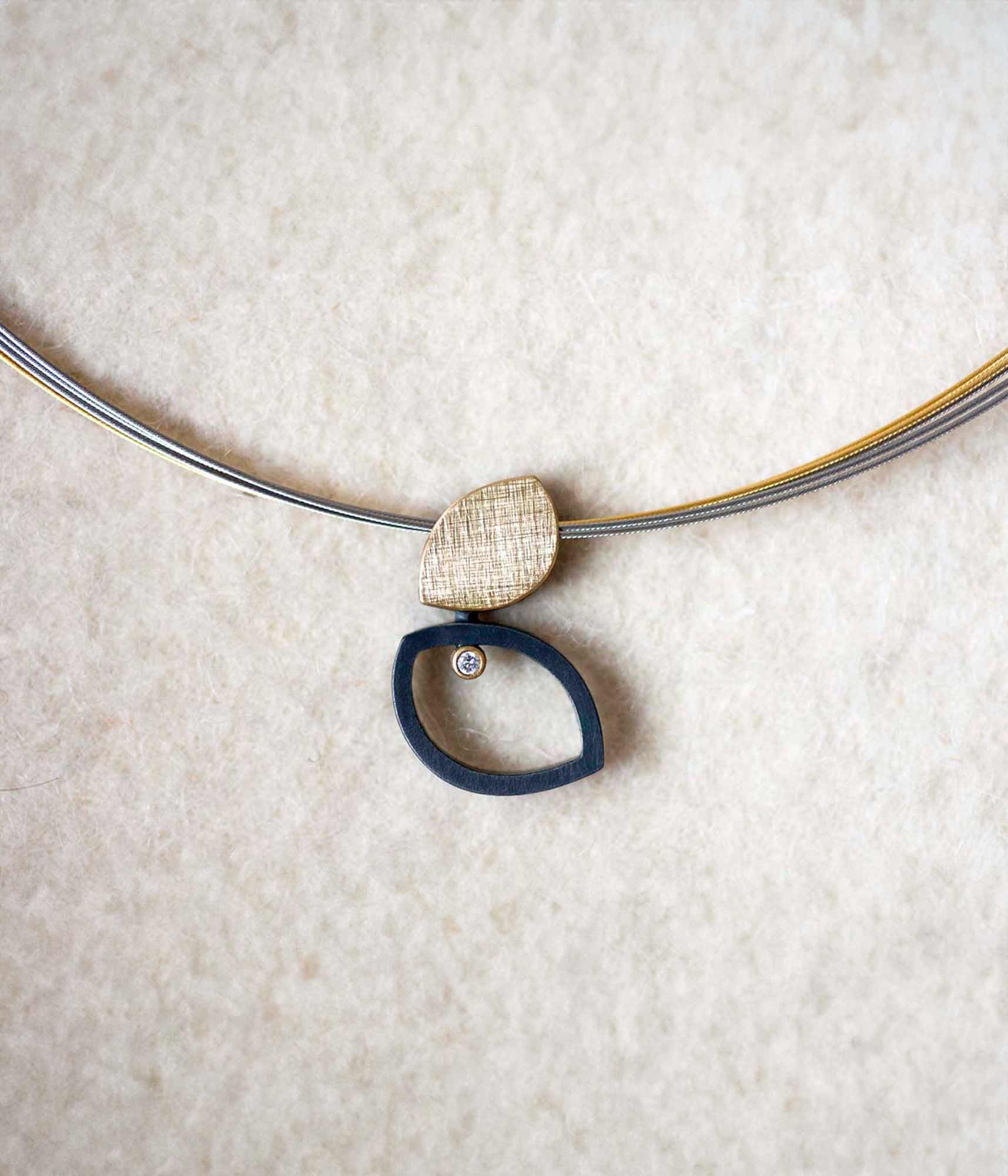 Colgante de Joan Datzira con pieza de oro, forma abierta oscura y diamante