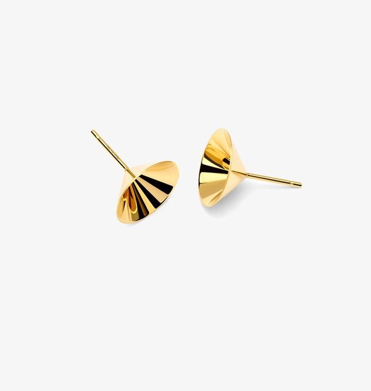 Pendientes mini de MISUI en oro amarillo con forma cónica pulida