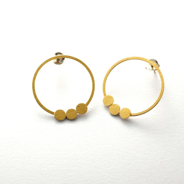 Pendientes de aro en oro con tres pequeños discos de diseño contemporáneo