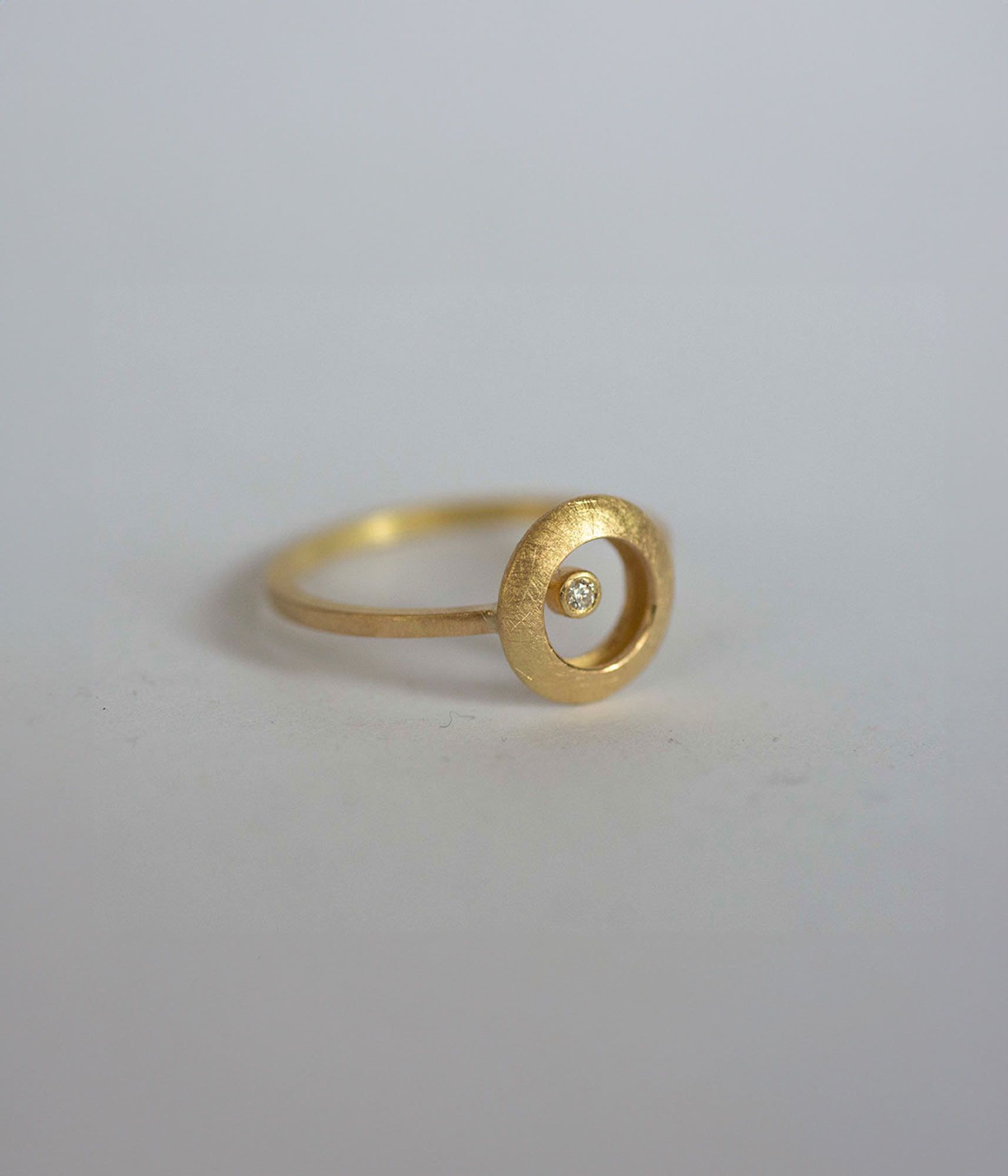Anillo Cercle de oro 18K con diamante G VS 0,015 ct diseñado por Joan Datzira hecho a mano