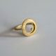 Anillo de oro con círculo abierto y diamante engastado en diseño contemporáneo