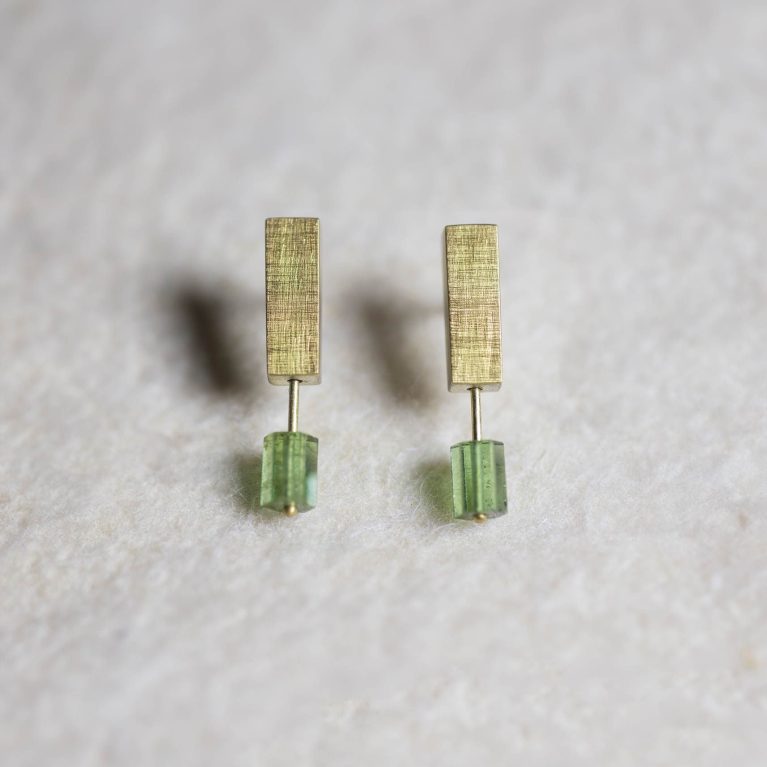 Pendientes Faig Mini Turmalina con barra de oro y turmalina verde de Pepe Alba