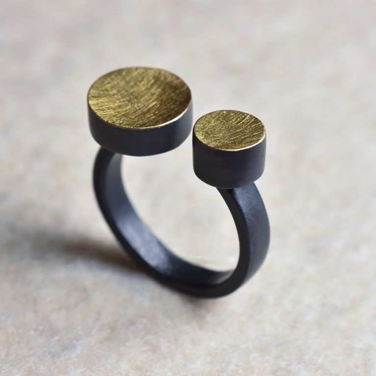 Anillo Terra Dual con aro oscuro y doble remate circular en oro de Pepe Alba