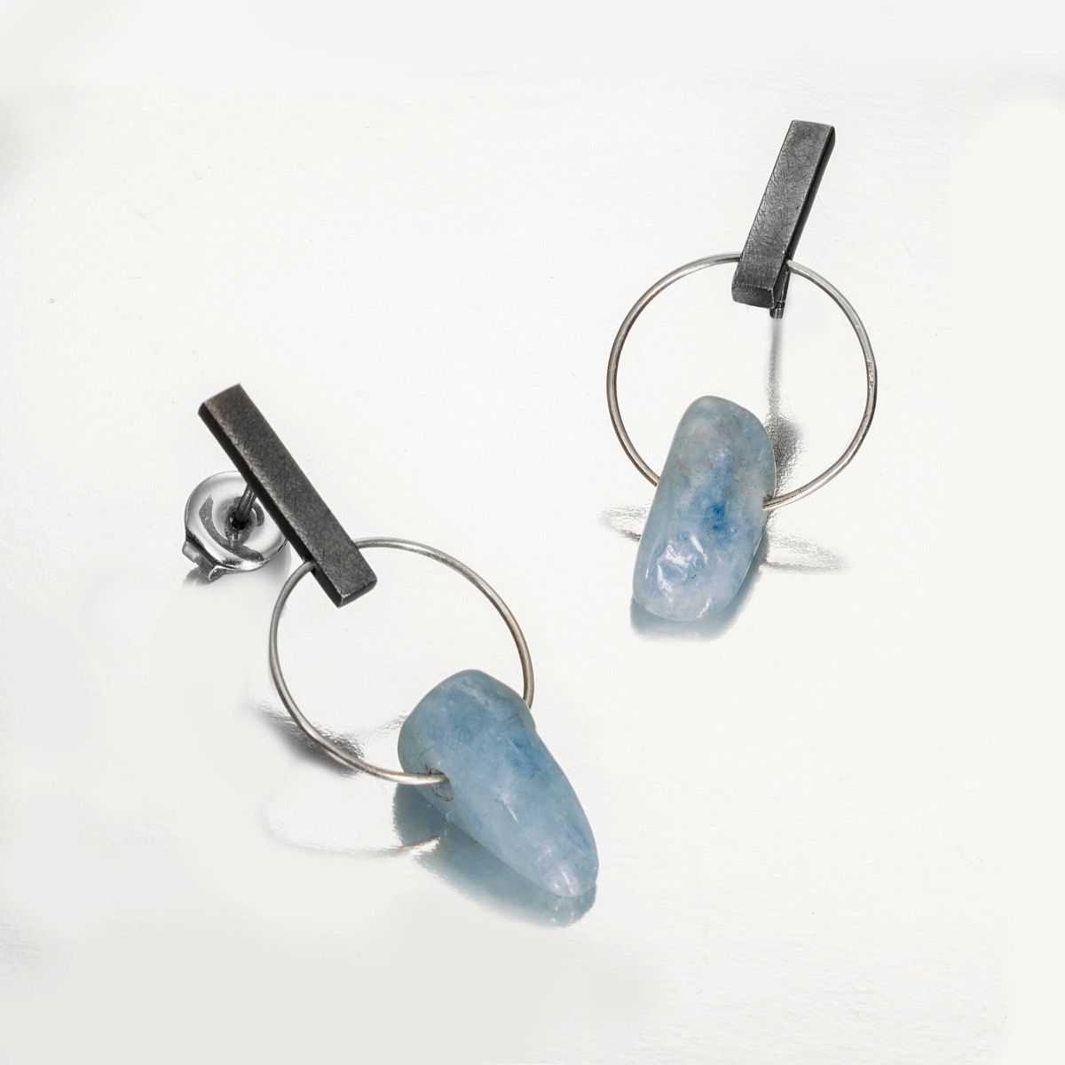 Pendientes Cenit con aro metálico y piedra azul de Pepe Alba