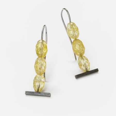 Pendientes Geometría Solar con cuentas amarillas facetadas y detalle metálico de Pepe Alba