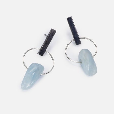 Pendientes Cenit con barra metálica, aro fino y piedra azul de Pepe Alba