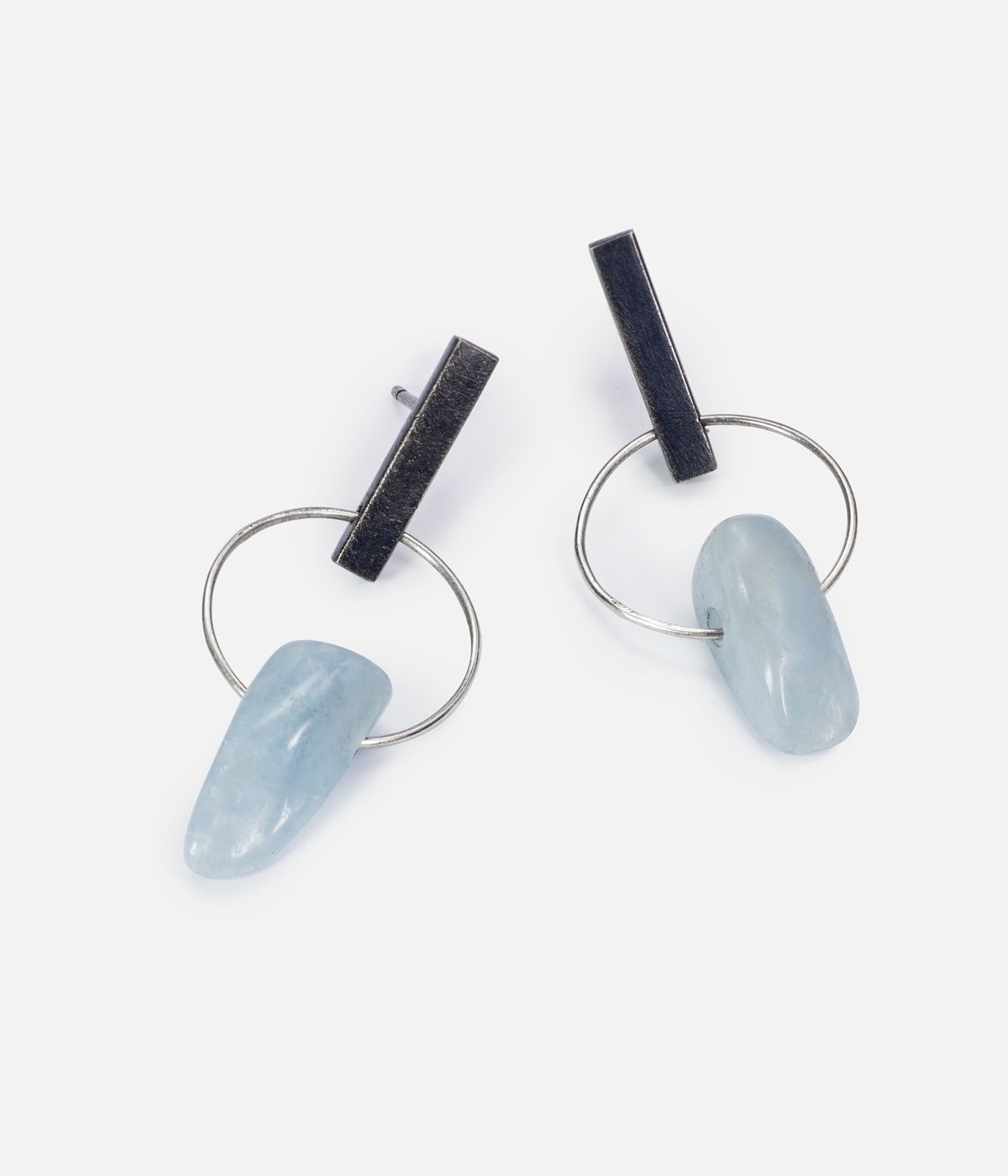 Pendientes Cenit con barra metálica, aro fino y piedra azul de Pepe Alba