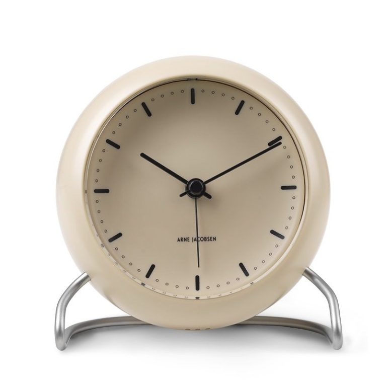 Reloj despertador Arne Jacobsen City Hall mat sand de 11 cm con pie de acero inoxidable