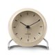Reloj despertador Arne Jacobsen City Hall mat sand de 11 cm con pie de acero inoxidable