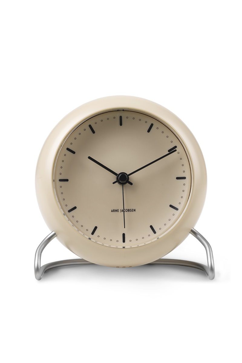 Reloj despertador Arne Jacobsen City Hall mat sand de 11 cm con pie de acero inoxidable