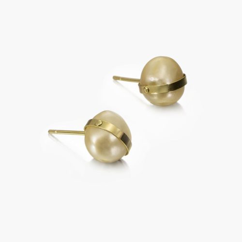 Pendientes en oro amarillo con perlas doradas y aro metálico envolvente