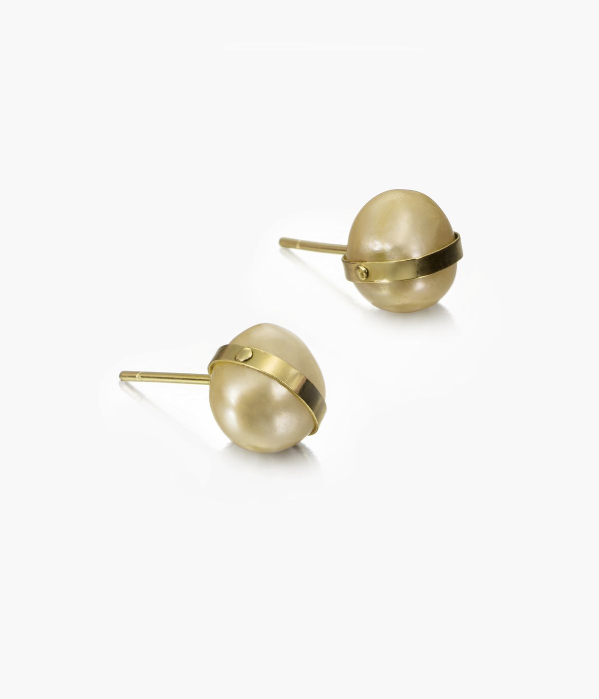 Pendientes en oro amarillo con perlas doradas y aro metálico envolvente