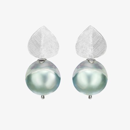 Pendientes en plata con perlas grandes y pieza superior texturizada en forma de hoja