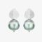 Pendientes en plata con perlas grandes y pieza superior texturizada en forma de hoja