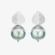 Pendientes en plata con perlas grandes y pieza superior texturizada en forma de hoja