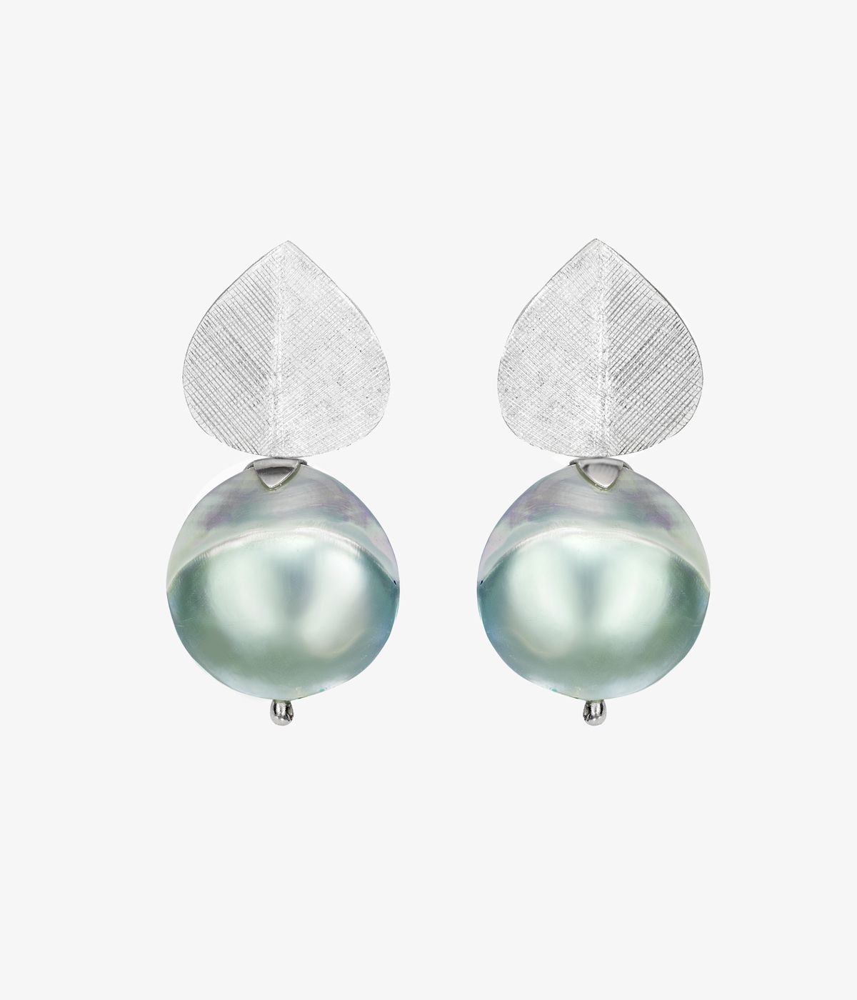 Pendientes en plata con perlas grandes y pieza superior texturizada en forma de hoja