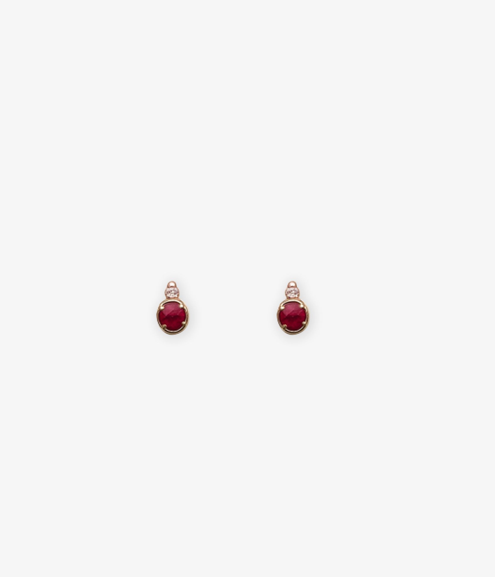 Pendientes pequeños en oro rosa con piedra roja y brillante superior