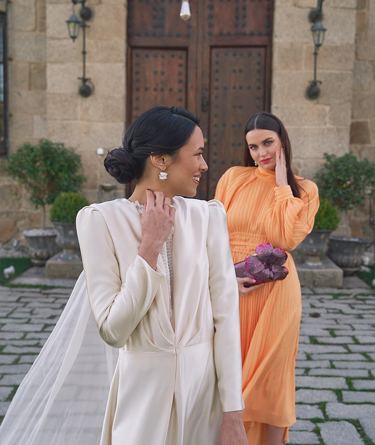 Pendientes para boda en look de invitada elegante