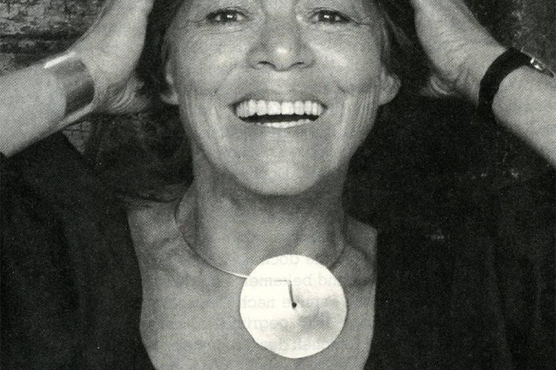 imagen histórica del collar Niessing Coil en una mujer mostrando el diseño original del cordón sin cierre