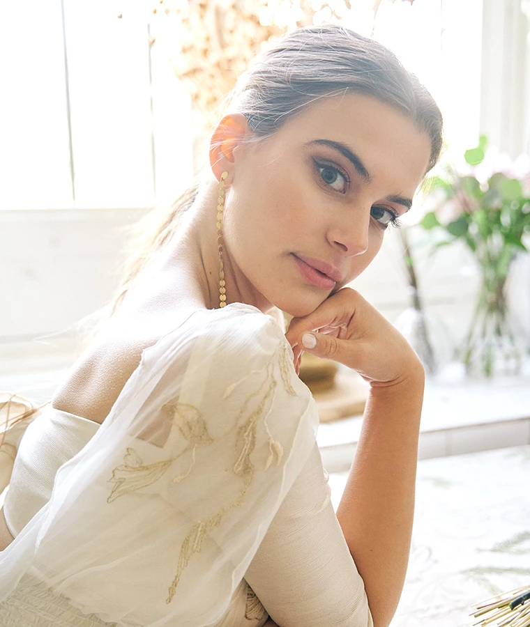 Mujer con pendientes largos de novia en una imagen editorial de Pepe Alba Jewelry