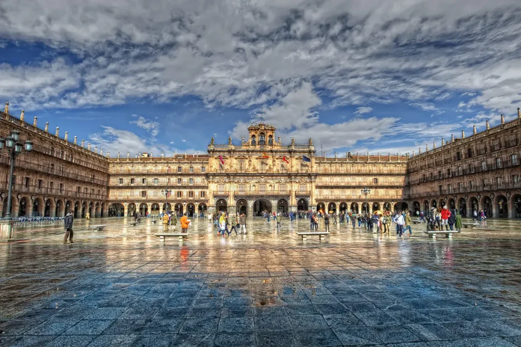 Plaza Mayor de Salamanca con el Ayuntamiento al fondo, cerca de la calle Arco donde está la joyería Pepe Alba