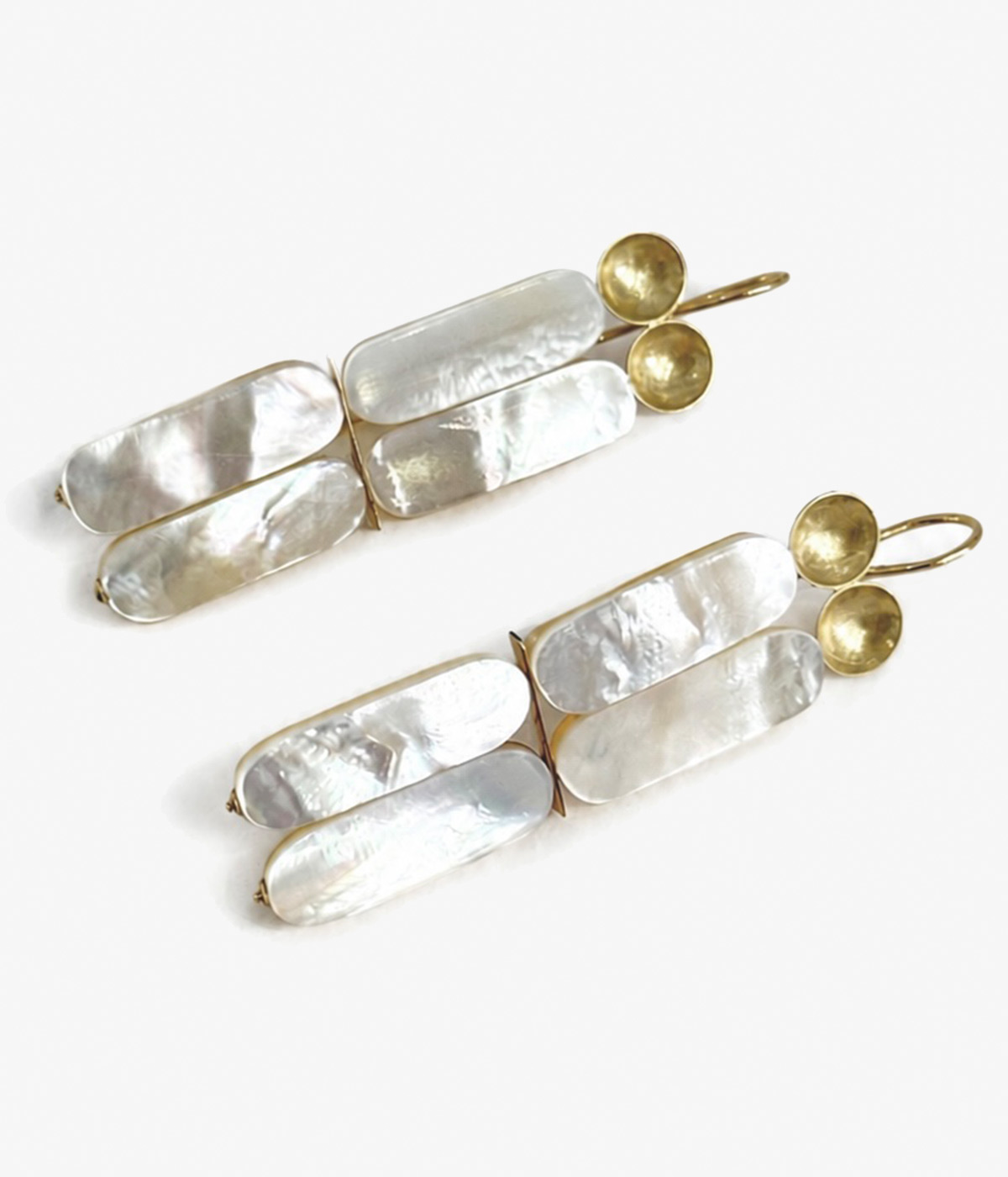 joyas_pepealba_pendientes_nacar_oro_discos_grandes_noche.jpg