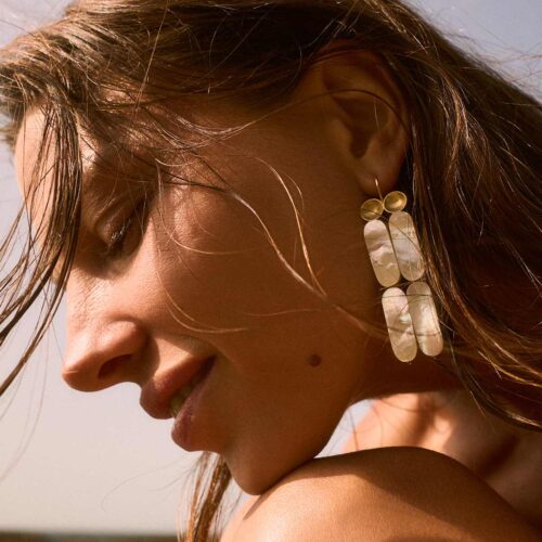 _joyas__pepe__alba__pendientes_nacar_oro_discos_grandes_noche.jpg
