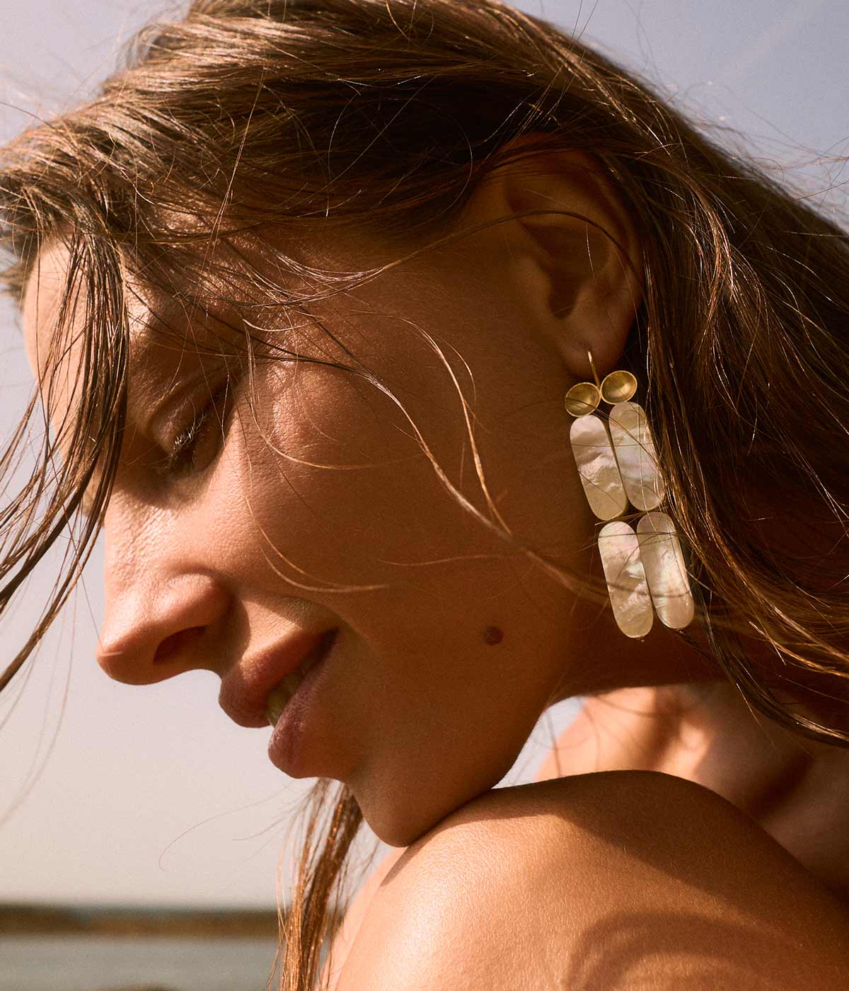 _joyas__pepe__alba__pendientes_nacar_oro_discos_grandes_noche.jpg