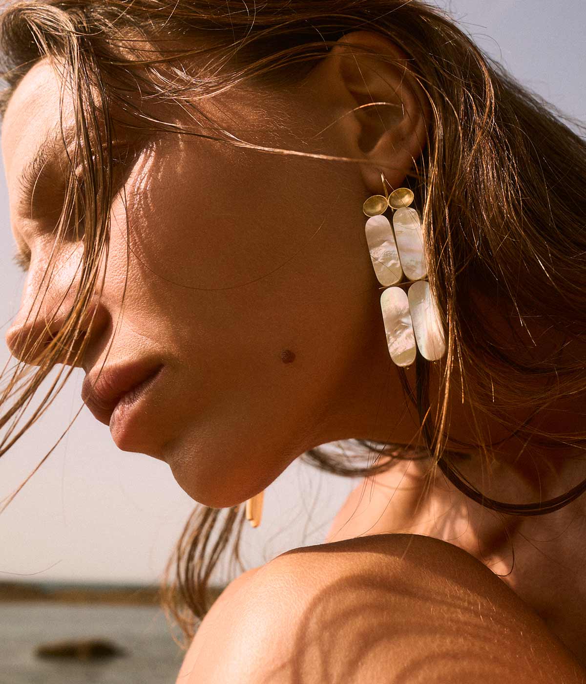 _joyas__pepe__alba_pendientes_nacar_oro_discos_grandes_noche.jpg