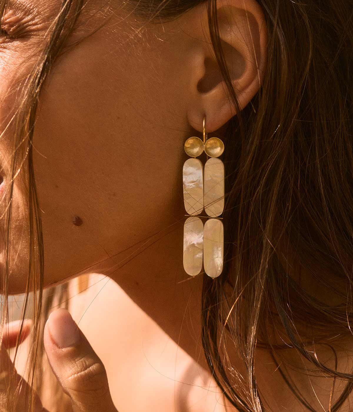 _joyas__pepe_alba_pendientes_nacar_oro_discos_grandes_noche.jpg