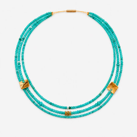 Collar de tres hilos de amazonitas naturales facetadas con piezas de plata bañada en oro, diseño de Luna Alba