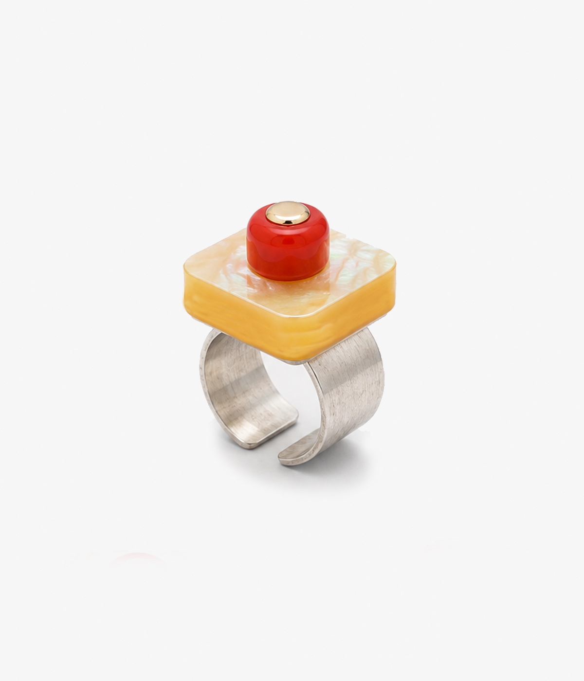 Anillo Nusa de plata cepillada con doble nácar de madreperla natural, coral rojo y detalle en oro de 18 quilates, diseño original de Pepe Alba