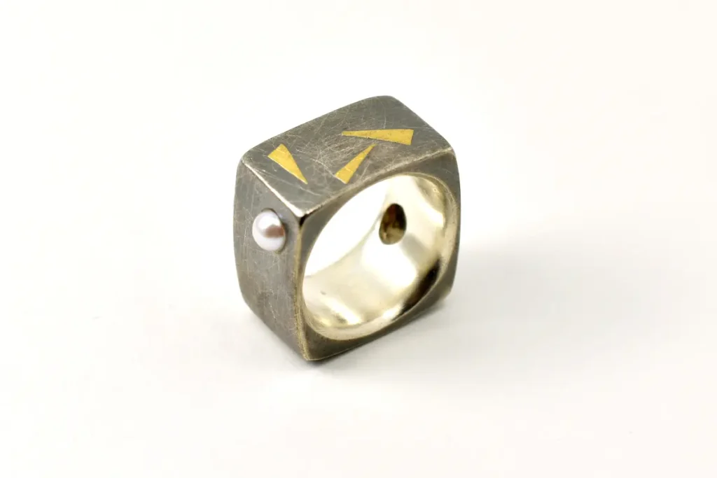 Anillo de plata con perla y oro de 24 quilates hecho con técnica Kumboo