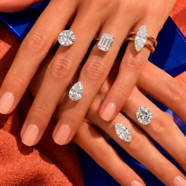 Diamantes de distintas tallas —brillante, esmeralda, marquesa, pera y oval— sobre la mano