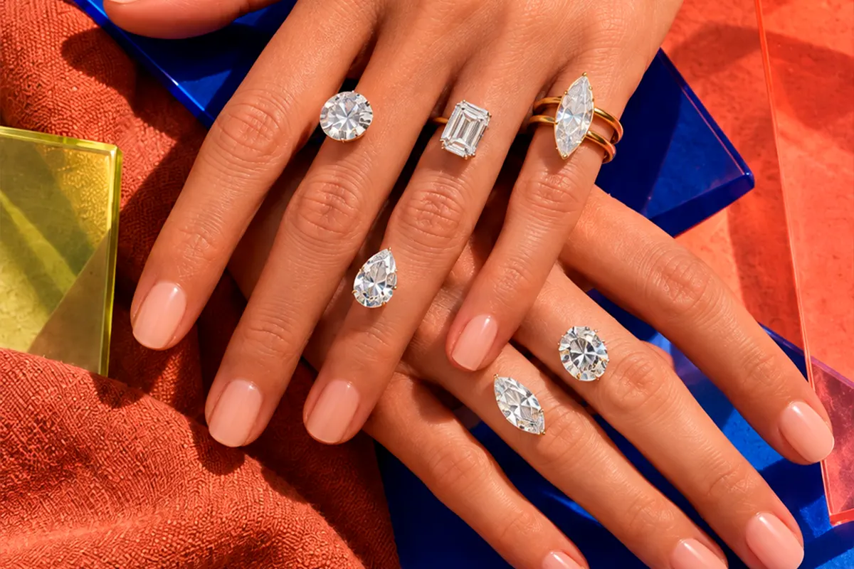 Diamantes de distintas tallas —brillante, esmeralda, marquesa, pera y oval— sobre la mano